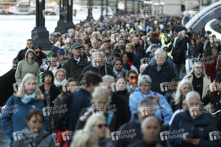 Menschenmassen warten darauf einen Blick auf den Sarg der Queen werfen zu können in London