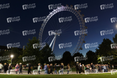 Menschenmassen warten darauf einen Blick auf den Sarg der Queen werfen zu können in London