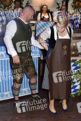 Offizieller Wiesn Anstich 2022 im Hofbräu Berlin