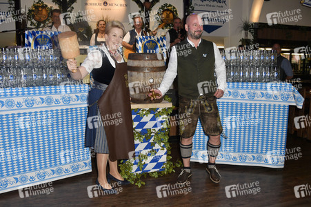 Offizieller Wiesn Anstich 2022 im Hofbräu Berlin
