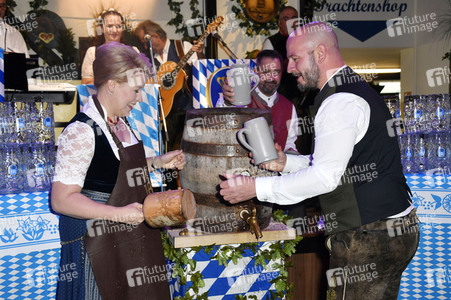 Offizieller Wiesn Anstich 2022 im Hofbräu Berlin