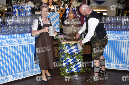 Offizieller Wiesn Anstich 2022 im Hofbräu Berlin