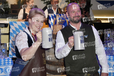 Offizieller Wiesn Anstich 2022 im Hofbräu Berlin
