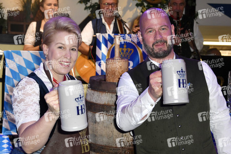 Offizieller Wiesn Anstich 2022 im Hofbräu Berlin