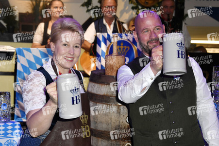Offizieller Wiesn Anstich 2022 im Hofbräu Berlin