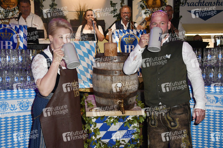 Offizieller Wiesn Anstich 2022 im Hofbräu Berlin
