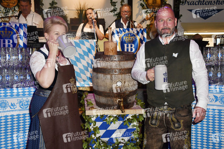Offizieller Wiesn Anstich 2022 im Hofbräu Berlin