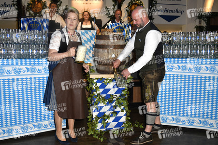 Offizieller Wiesn Anstich 2022 im Hofbräu Berlin