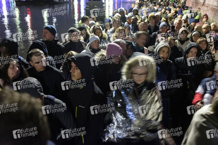 Menschenmassen warten darauf einen Blick auf den Sarg der Queen werfen zu können in London