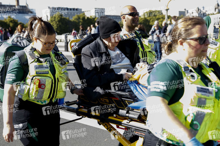 Menschenmassen warten darauf einen Blick auf den Sarg der Queen werfen zu können in London