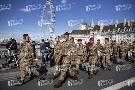 Menschenmassen warten darauf einen Blick auf den Sarg der Queen werfen zu können in London