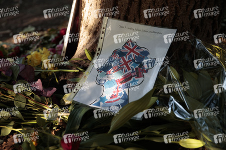 Menschenmassen warten darauf einen Blick auf den Sarg der Queen werfen zu können in London