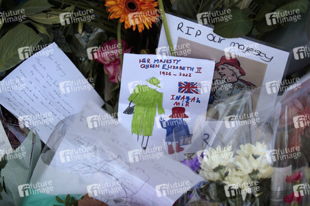 Menschenmassen warten darauf einen Blick auf den Sarg der Queen werfen zu können in London