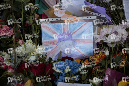 Menschenmassen warten darauf einen Blick auf den Sarg der Queen werfen zu können in London
