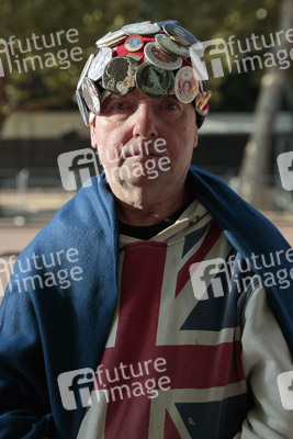 Menschenmassen warten darauf einen Blick auf den Sarg der Queen werfen zu können in London