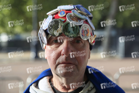 Menschenmassen warten darauf einen Blick auf den Sarg der Queen werfen zu können in London