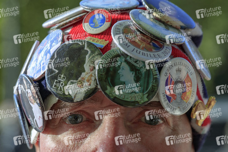 Menschenmassen warten darauf einen Blick auf den Sarg der Queen werfen zu können in London