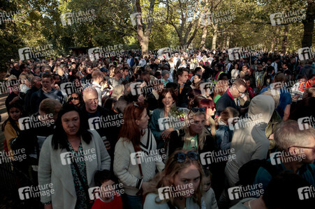 Menschenmassen warten darauf einen Blick auf den Sarg der Queen werfen zu können in London