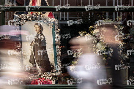 Menschenmassen warten darauf einen Blick auf den Sarg der Queen werfen zu können in London