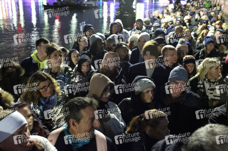 Menschenmassen warten darauf einen Blick auf den Sarg der Queen werfen zu können in London