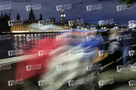 Menschenmassen warten darauf einen Blick auf den Sarg der Queen werfen zu können in London