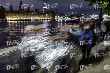 Menschenmassen warten darauf einen Blick auf den Sarg der Queen werfen zu können in London