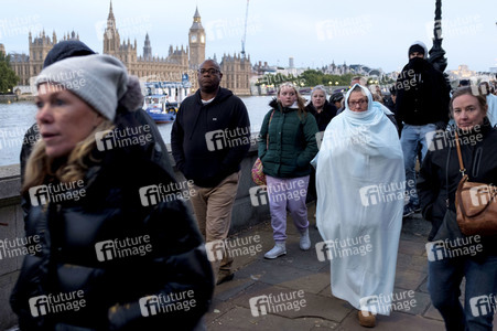 Menschenmassen warten darauf einen Blick auf den Sarg der Queen werfen zu können in London
