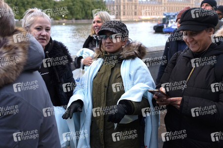 Menschenmassen warten darauf einen Blick auf den Sarg der Queen werfen zu können in London
