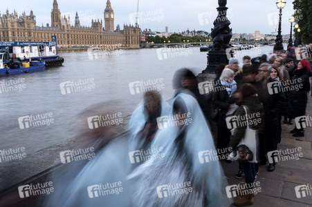 Menschenmassen warten darauf einen Blick auf den Sarg der Queen werfen zu können in London