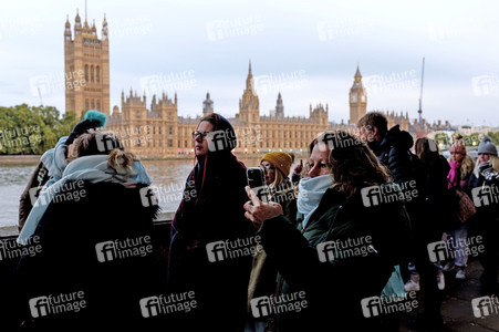 Menschenmassen warten darauf einen Blick auf den Sarg der Queen werfen zu können in London