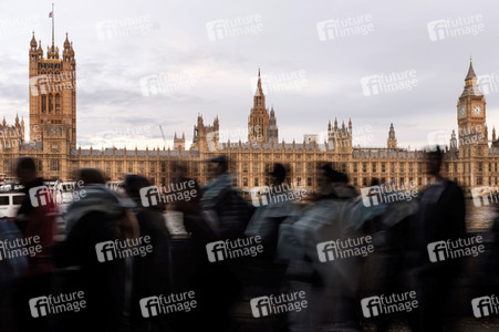 Menschenmassen warten darauf einen Blick auf den Sarg der Queen werfen zu können in London