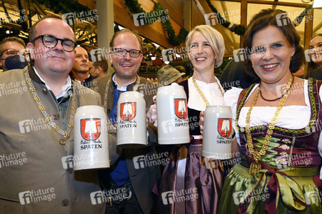 Wiesn Anstich auf dem Oktoberfest 2022 im Schottenhamel Festzelt in München