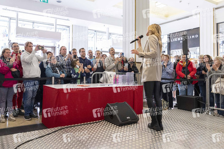 Autogrammstunde mit Anna-Carina Woitschack und Stefan Mross in Erfurt