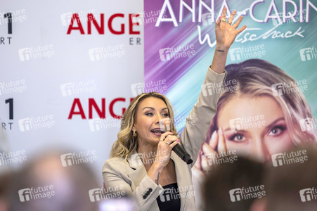 Autogrammstunde mit Anna-Carina Woitschack und Stefan Mross in Erfurt