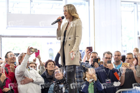 Autogrammstunde mit Anna-Carina Woitschack und Stefan Mross in Erfurt