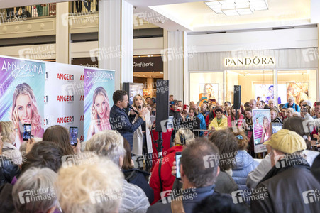 Autogrammstunde mit Anna-Carina Woitschack und Stefan Mross in Erfurt