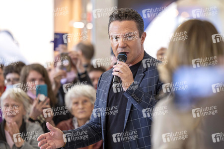 Autogrammstunde mit Anna-Carina Woitschack und Stefan Mross in Erfurt