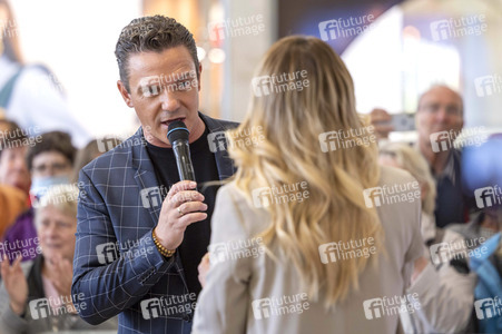Autogrammstunde mit Anna-Carina Woitschack und Stefan Mross in Erfurt