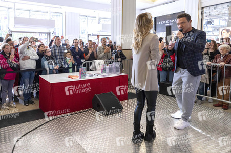 Autogrammstunde mit Anna-Carina Woitschack und Stefan Mross in Erfurt