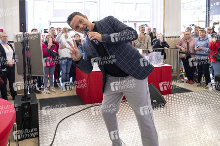 Autogrammstunde mit Anna-Carina Woitschack und Stefan Mross in Erfurt