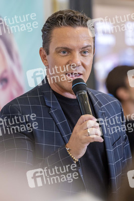 Autogrammstunde mit Anna-Carina Woitschack und Stefan Mross in Erfurt