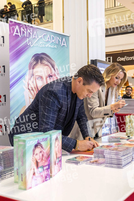 Autogrammstunde mit Anna-Carina Woitschack und Stefan Mross in Erfurt