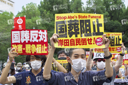 Demonstration gegen das Staatsbegräbnis für Shinzo Abe in Tokio