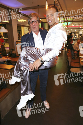 Late Night Shopping Party in Hamburg