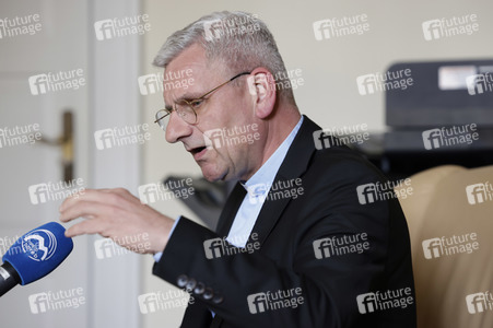 Interview mit Interview mit Weihbischof Dominikus Schwaderlapp in Fulda