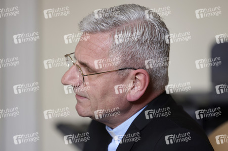 Interview mit Interview mit Weihbischof Dominikus Schwaderlapp in Fulda