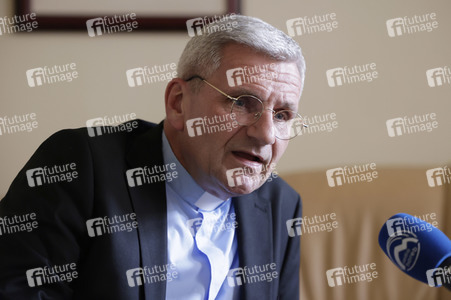 Interview mit Interview mit Weihbischof Dominikus Schwaderlapp in Fulda