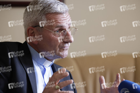 Interview mit Interview mit Weihbischof Dominikus Schwaderlapp in Fulda