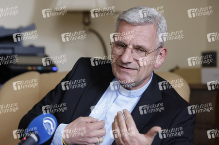 Interview mit Interview mit Weihbischof Dominikus Schwaderlapp in Fulda