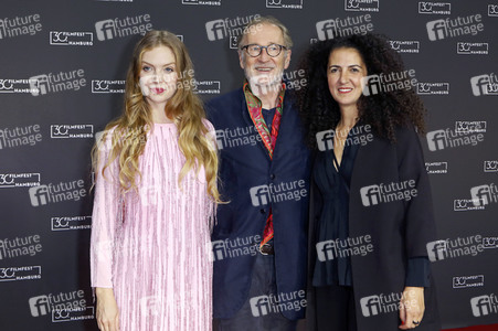 Festivaleröffnung und Filmpremiere 'Wir sind dann wohl die Angehörigen', Filmfest Hamburg 2022